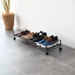 Yamazaki Schuhregal TOWER mit Rollen in Schwarz, im Eingang mit Schuhen auf dem Fliesenboden