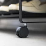 Yamazaki Schuhregal TOWER mit Rollen in Schwarz, Rolle mit Feststeller in Nahaufnahme