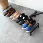 Yamazaki Schuhregal TOWER mit Rollen in Schwarz, schräg von oben mit Halbschuhen, Pumps und Sneakers