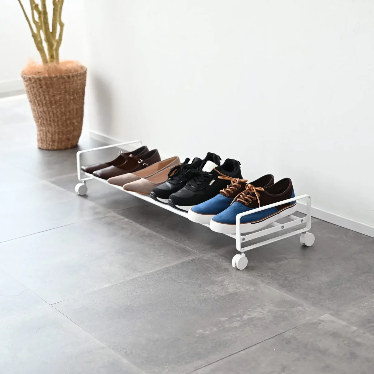 Yamazaki Schuhregal TOWER mit Rollen in Weiss, im Eingang mit Schuhen auf dem Fliesenboden