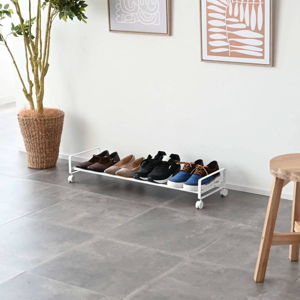 Yamazaki Schuhregal TOWER mit Rollen in Weiss, weite Ansicht im Eingang unter Bildern und Pflanze