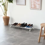 Yamazaki Schuhregal TOWER mit Rollen in Weiss, weite Ansicht im Eingang unter Bildern und Pflanze