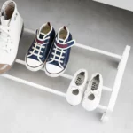 Yamazaki Schuhregal TOWER mit Rollen in Weiss, Nahaufnahme mit Kinderschuhen auf den Streben