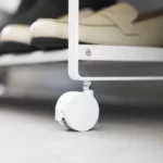 Yamazaki Schuhregal TOWER mit Rollen in Weiss, Rolle mit Feststeller in Nahaufnahme