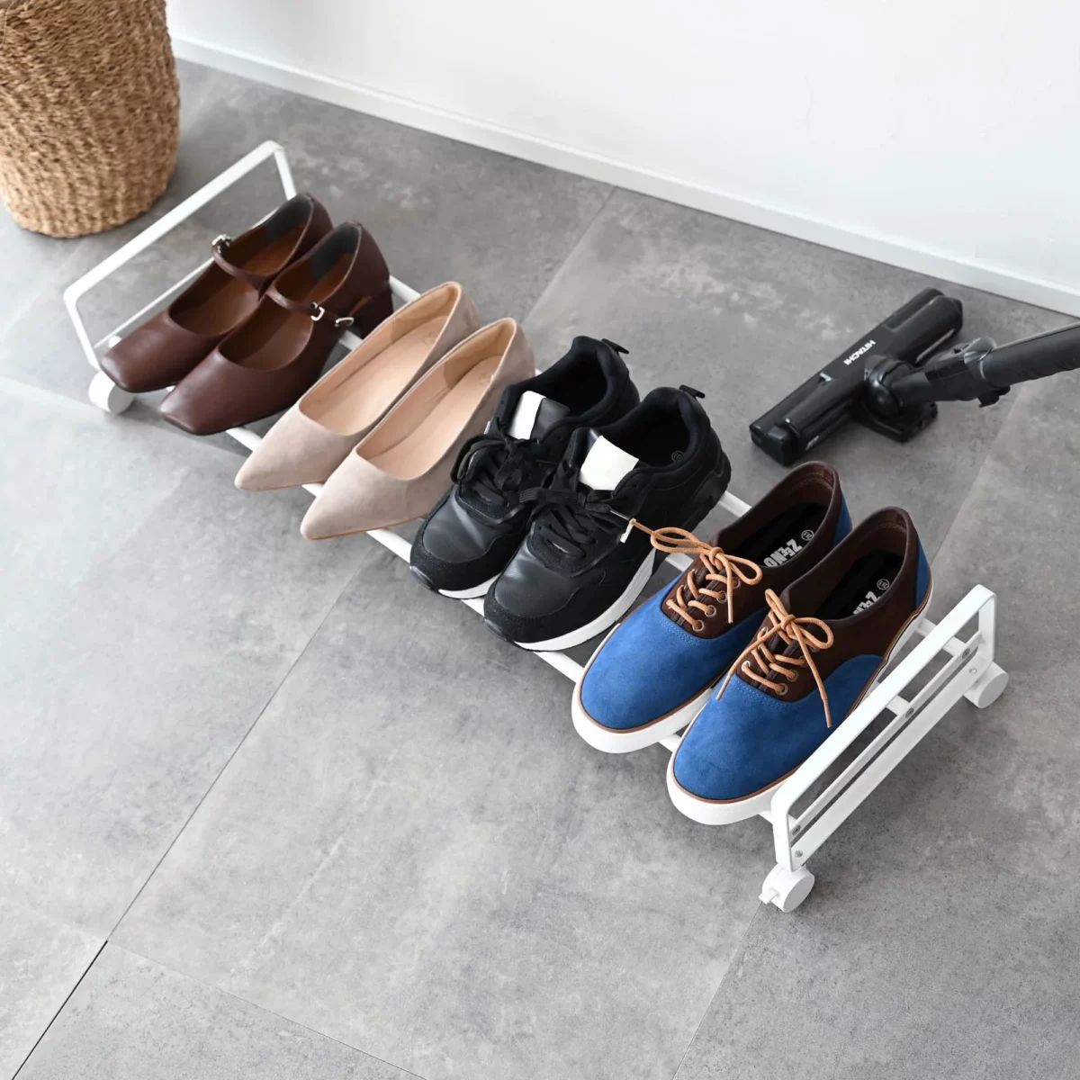Yamazaki Schuhregal TOWER mit Rollen in Weiss, schräg von oben mit Halbschuhen, Pumps und Sneakers