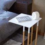 Table basse Yamazaki PLAIN en blanc, plateau dépassant du matelas, gros plan