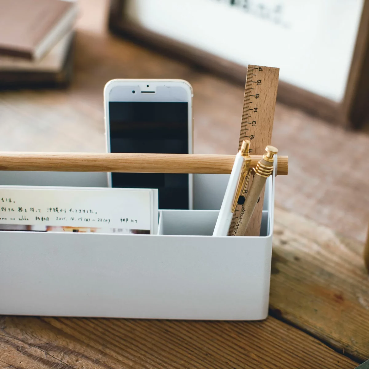 Yamazaki TOSCA Wide Pen Holder in White, with a smartphone standing upright in the front compartment