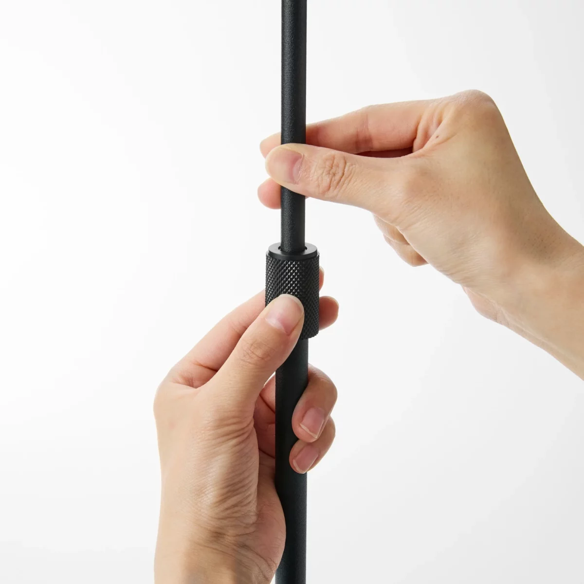 Support pour tablette Yamazaki SMART, réglable en hauteur, couleur noire ; la hauteur se règle manuellement à l'aide du tube télescopique