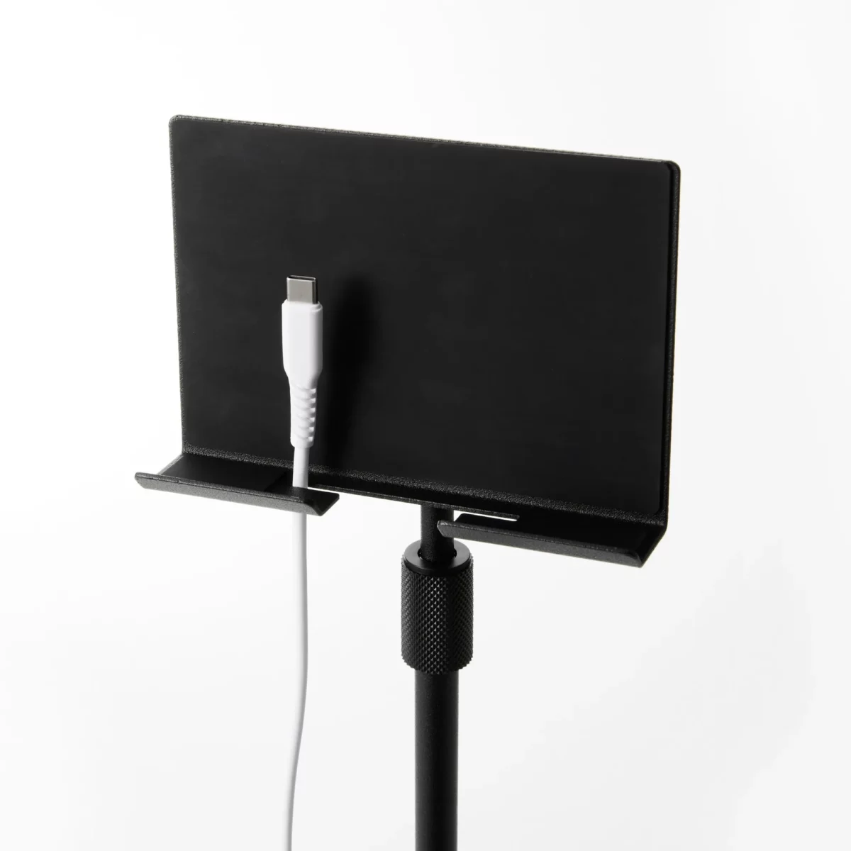Support pour tablette Yamazaki SMART, réglable en hauteur, couleur noire ; le câble de recharge passe par l'ouverture située au bas du support