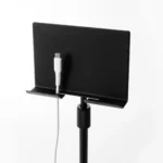 Support pour tablette Yamazaki SMART, réglable en hauteur, couleur noire ; le câble de recharge passe par l'ouverture située au bas du support