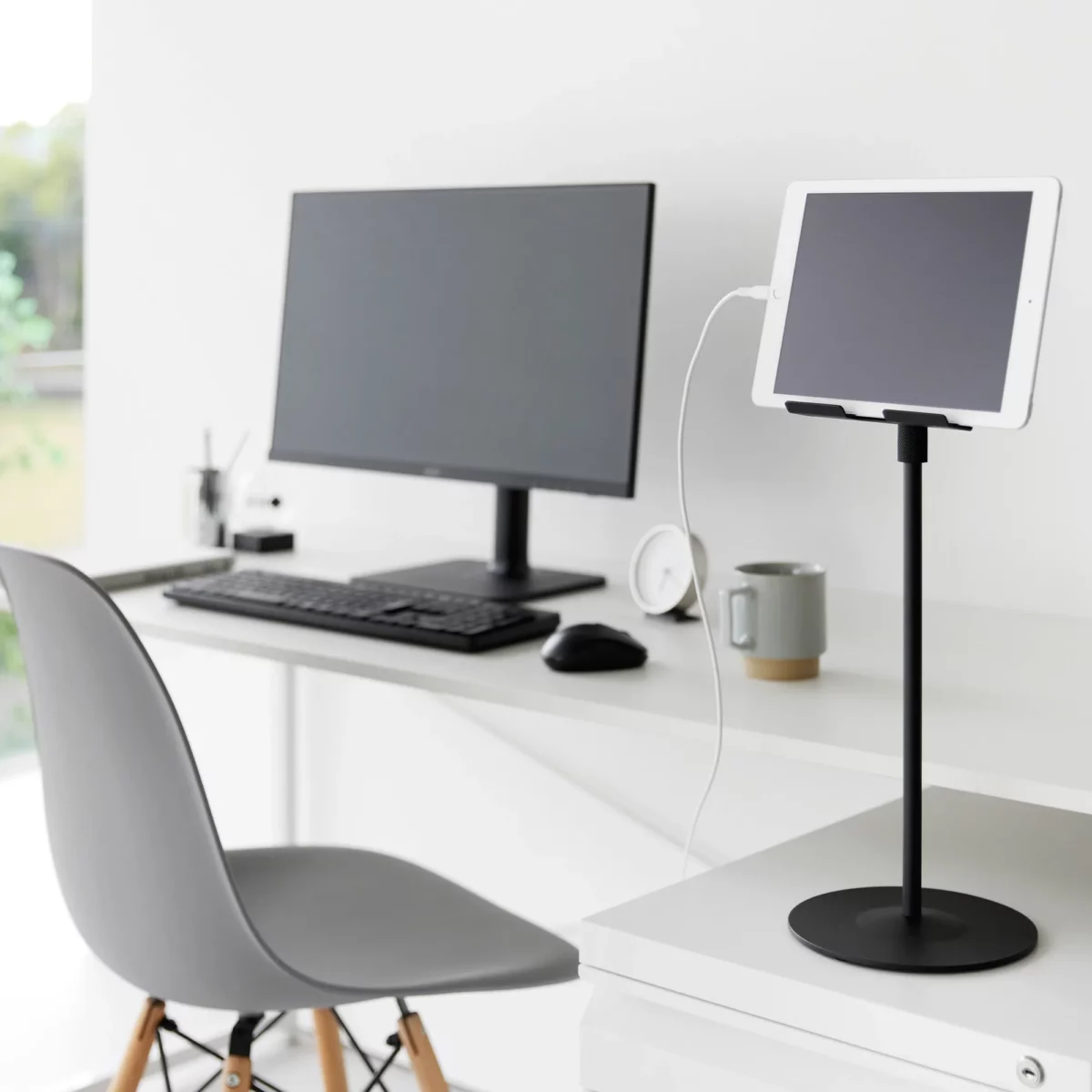 Support pour tablette Yamazaki SMART, réglable en hauteur, noir, à poser sur le bureau à côté de l'écran, avec câble de recharge