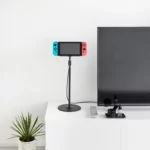 Support pour tablette Yamazaki SMART, réglable en hauteur, noir, avec console de jeux posée sur le buffet pendant la recharge