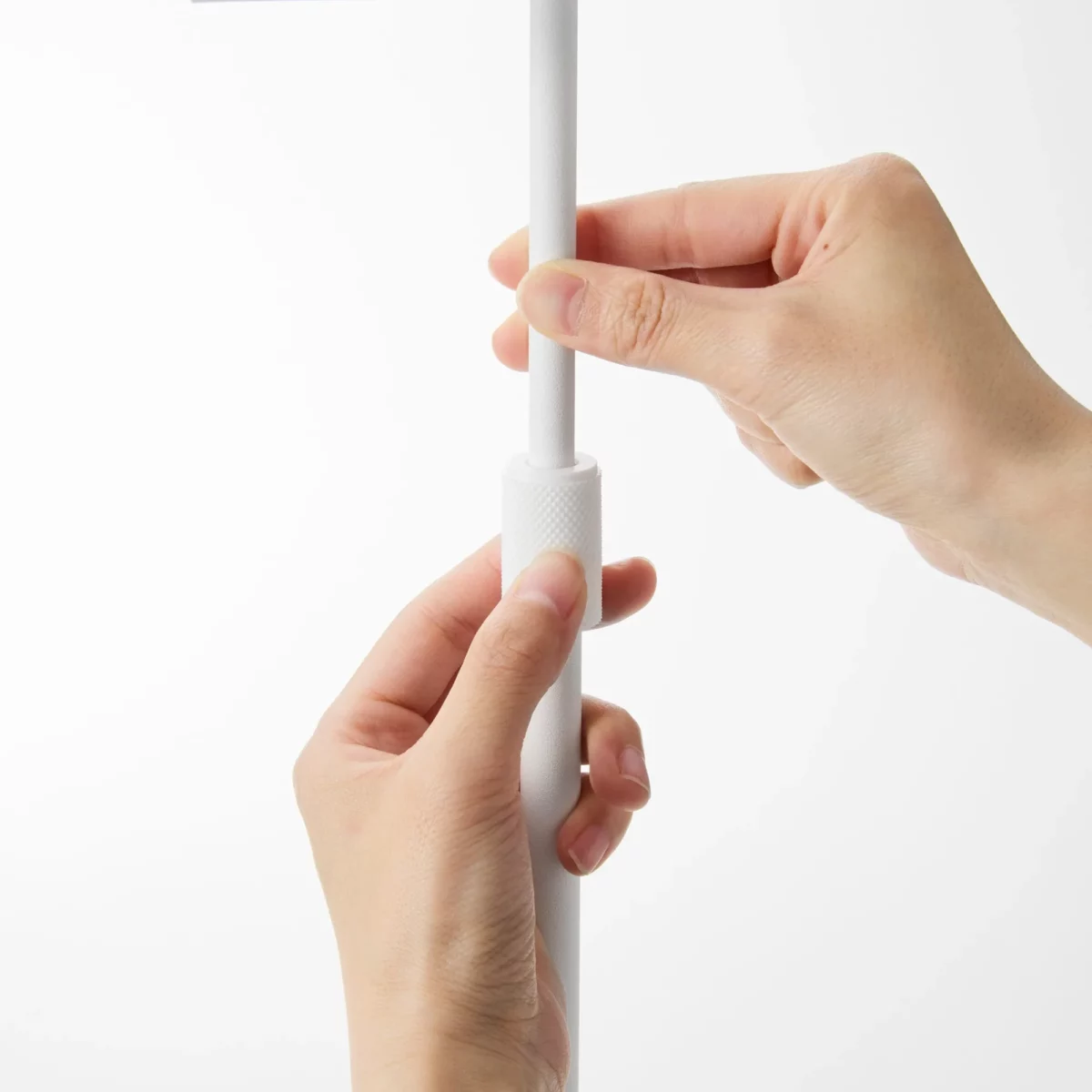 Support pour tablette Yamazaki SMART, réglable en hauteur, blanc ; la hauteur se règle manuellement à l'aide du tube télescopique