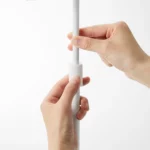 Support pour tablette Yamazaki SMART, réglable en hauteur, blanc ; la hauteur se règle manuellement à l'aide du tube télescopique