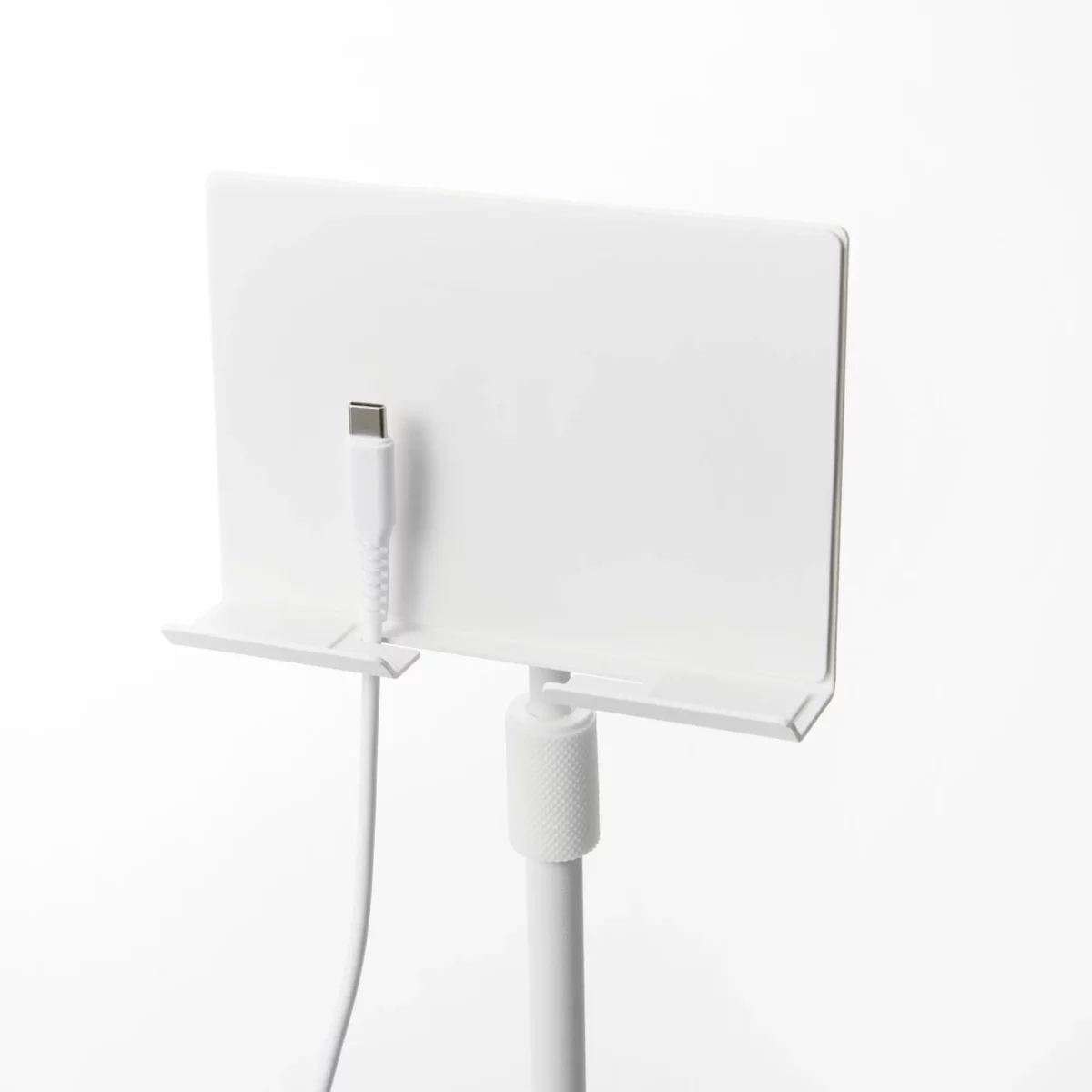 Support pour tablette Yamazaki SMART, réglable en hauteur, blanc ; le câble de recharge passe par l'ouverture située au bas du support