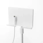 Support pour tablette Yamazaki SMART, réglable en hauteur, blanc ; le câble de recharge passe par l'ouverture située au bas du support