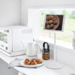 Support pour tablette Yamazaki SMART, réglable en hauteur, blanc, dans la cuisine avec une recette affichée sur la tablette