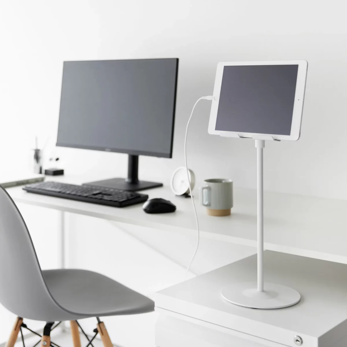 Support pour tablette Yamazaki SMART, réglable en hauteur, blanc, à poser sur le bureau à côté de l'écran, avec câble de recharge