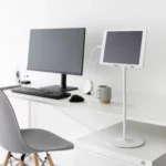 Support pour tablette Yamazaki SMART, réglable en hauteur, blanc, à poser sur le bureau à côté de l'écran, avec câble de recharge