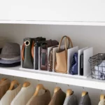 Lot de 2 organiseurs de poches Yamazaki TOWER, couleur blanche, sur l'étagère de l'armoire, à côté du chapeau et du panier en fil de fer