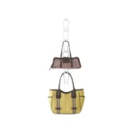 Yamazaki Taschenhalter CHAIN S zum Aufhängen in Weiss, mit zwei Handtaschen, freigestellt auf weissem Grund