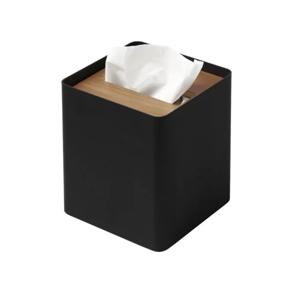 Boîte à mouchoirs Yamazaki RIN, carrée, noire, avec mouchoir et couvercle en bois, représentée en isolé sur fond blanc