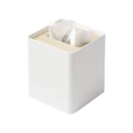 Yamazaki Taschentuchbox RIN quadratisch in Weiss, mit Taschentuch und Holzdeckel, freigestellt auf weissem Grund