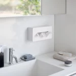 Boîte à mouchoirs Yamazaki TOWER avec crochets adhésifs, de couleur blanche, fixée au mur de la salle de bains au-dessus du lavabo, avec porte-savon