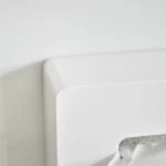 Boîte à mouchoirs Yamazaki TOWER avec crochets adhésifs, couleur blanche ; gros plan sur le coin arrondi au niveau du mur