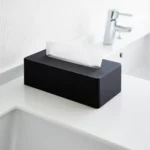Yamazaki Taschentuchbox TOWER in Schwarz, auf dem weissen Waschtisch neben dem Wasserhahn