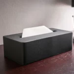 Yamazaki Taschentuchbox TOWER in Schwarz, schräg von oben mit herausragendem Taschentuch