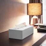 Yamazaki Taschentuchbox TOWER in Weiss, auf dem Schreibtisch neben einer Tischleuchte