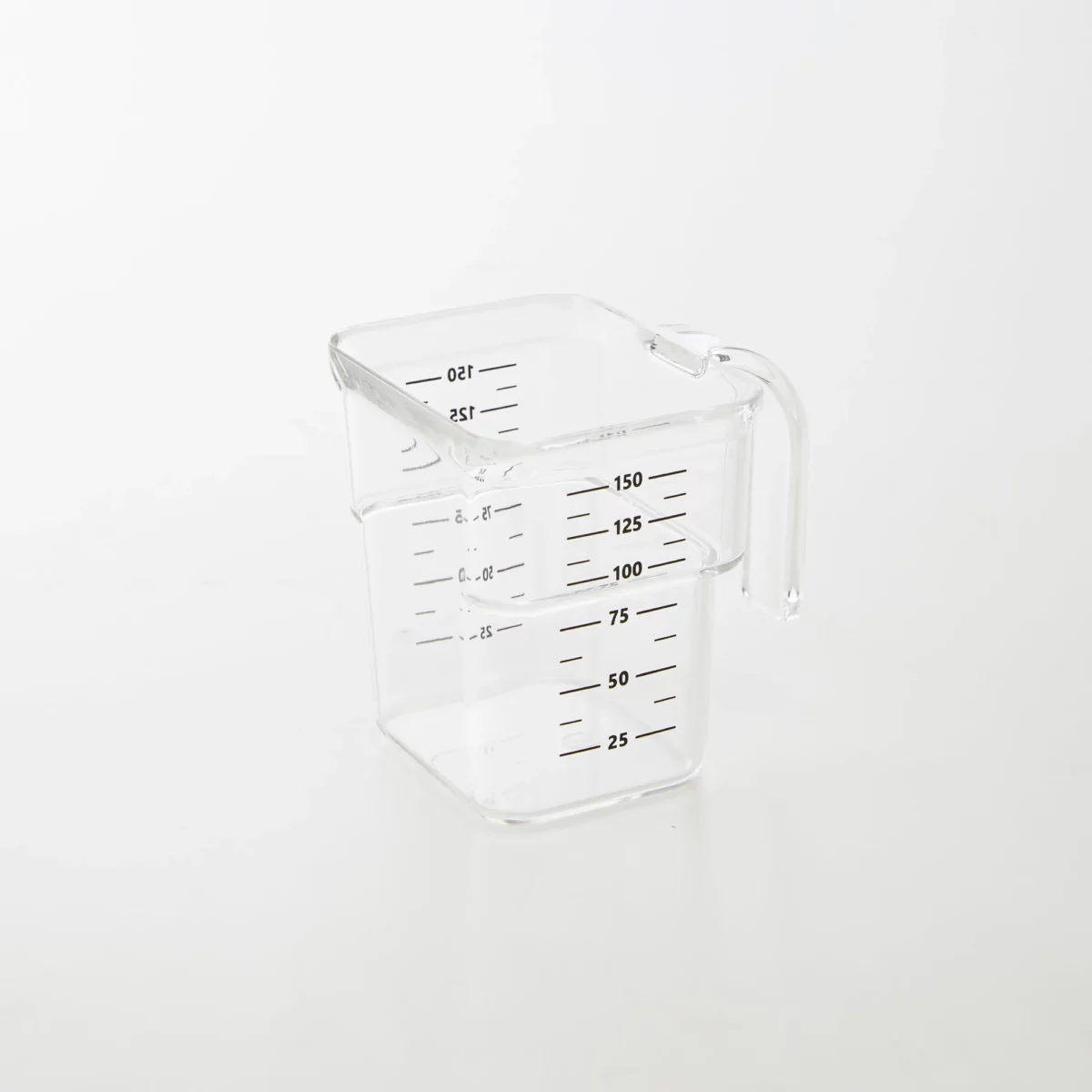Yamazaki Tierfutterbehälter TOWER 6 l, Messbecher mit Skala bis 180 ml freigestellt