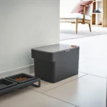 Yamazaki Tierfutterbehälter TOWER 6 l in Schwarz, geschlossen am Boden neben Futternäpfen
