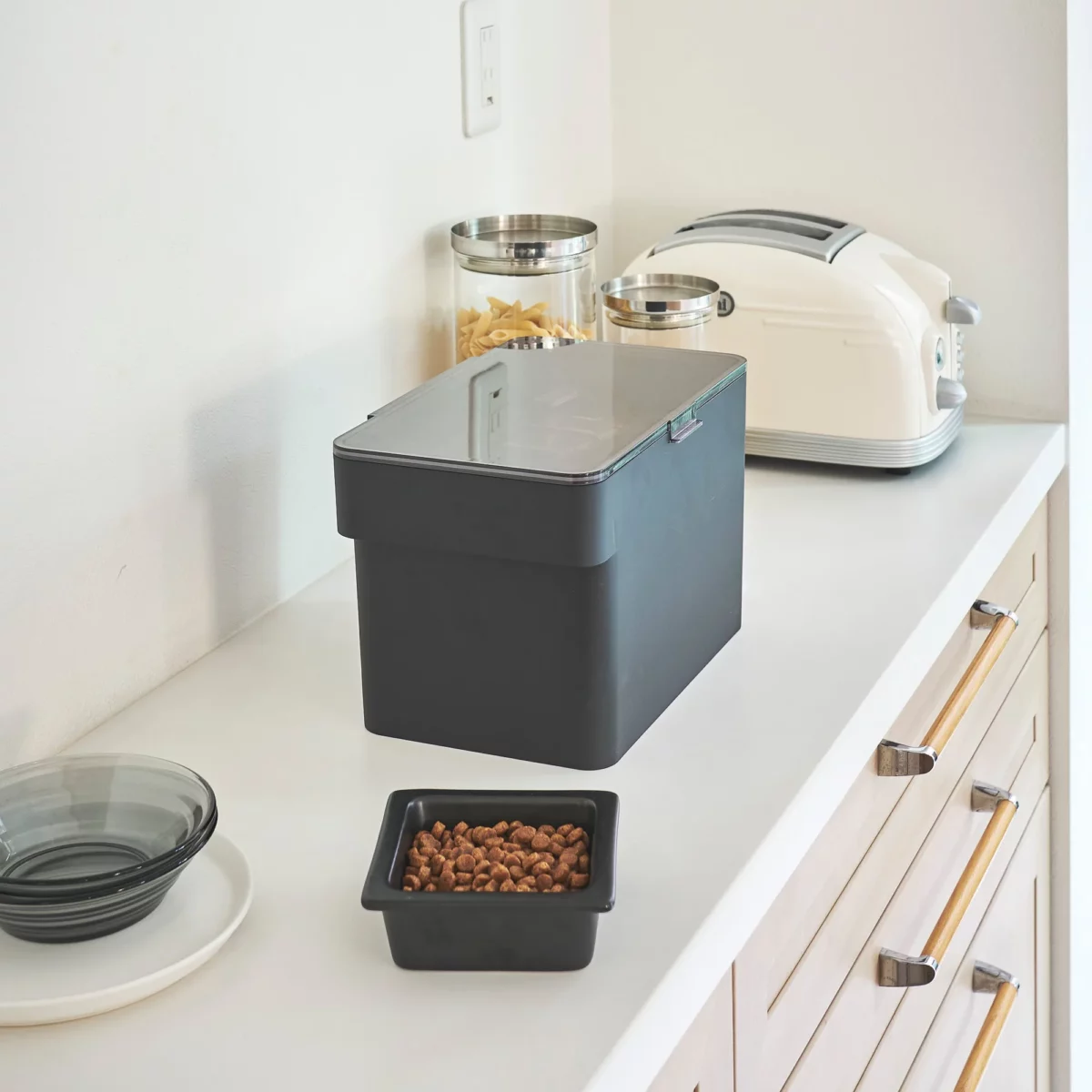 Yamazaki Tierfutterbehälter TOWER 6 l in Schwarz, auf der Küchenablage neben Toaster und Napf