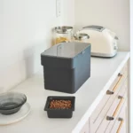 Yamazaki Tierfutterbehälter TOWER 6 l in Schwarz, auf der Küchenablage neben Toaster und Napf