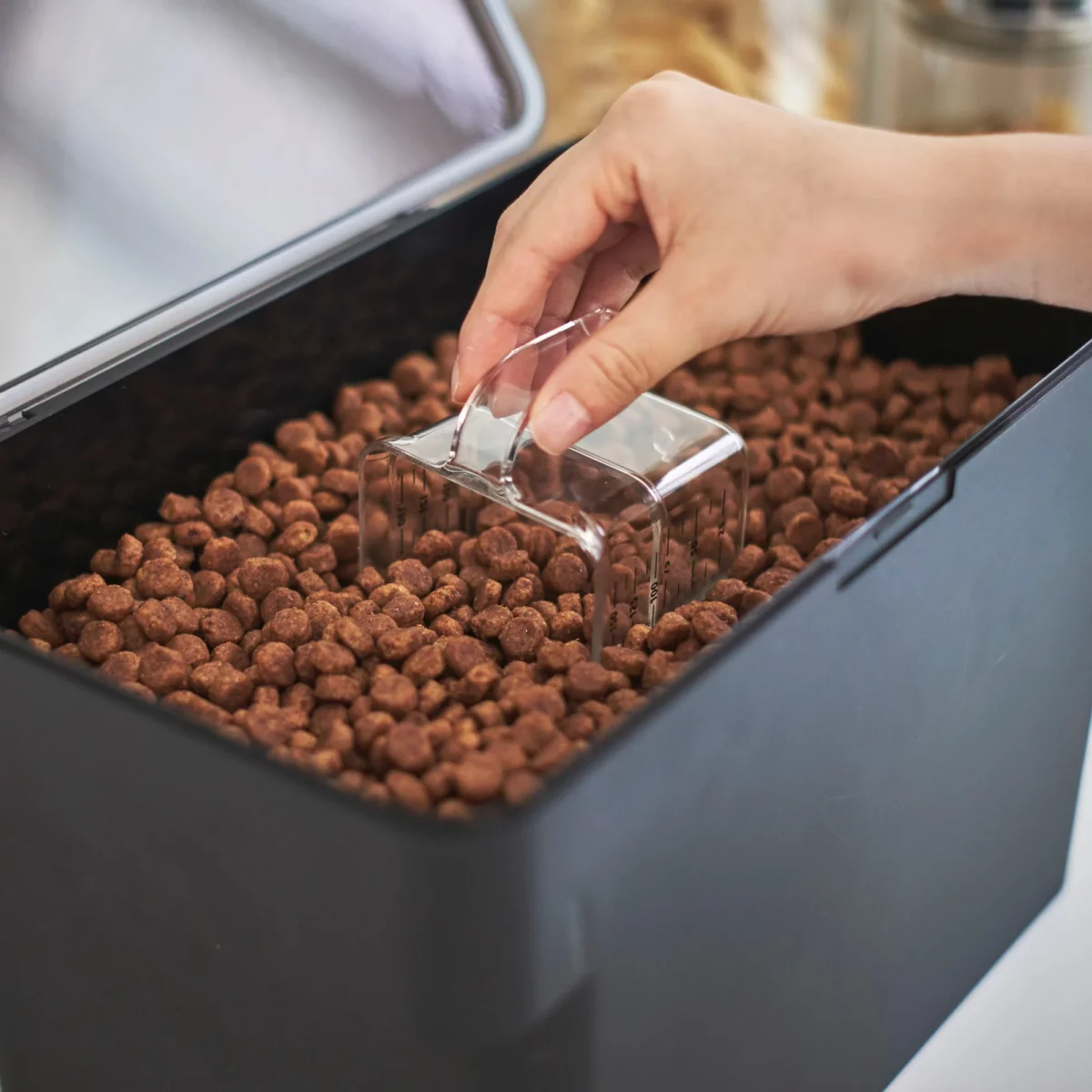 Yamazaki Tierfutterbehälter TOWER 6 l in Schwarz, Hand schöpft Futter mit dem Messbecher