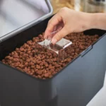 Yamazaki Tierfutterbehälter TOWER 6 l in Schwarz, Hand schöpft Futter mit dem Messbecher