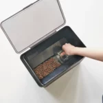 Yamazaki Tierfutterbehälter TOWER 6 l in Schwarz, Hand schöpft die letzten Reste vom Boden