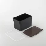 Yamazaki Tierfutterbehälter TOWER 6 l in Schwarz, zerlegt mit Deckel und Dichtung auf weissem Grund
