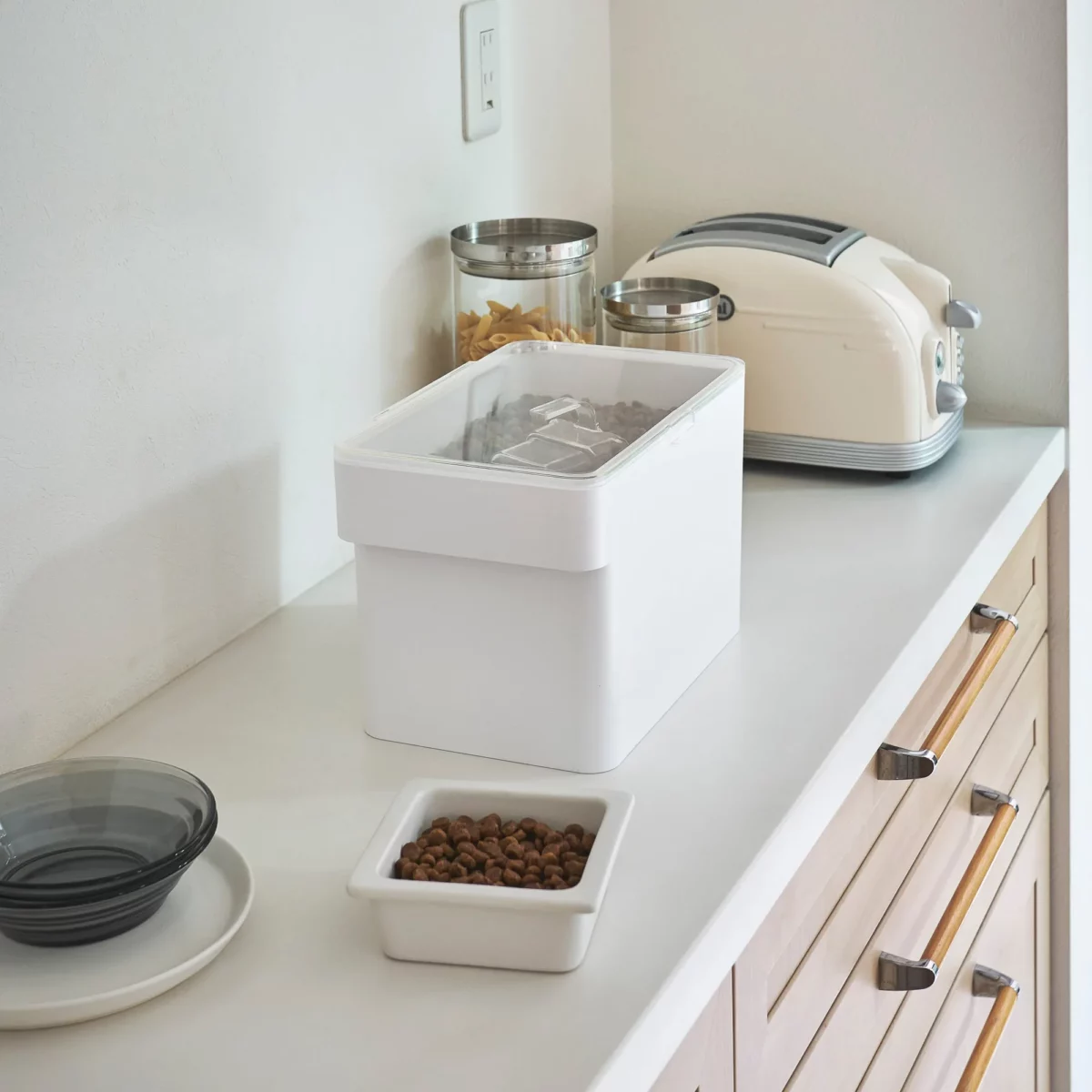 Yamazaki Tierfutterbehälter TOWER 6 l in Weiss, auf der Küchenablage neben Toaster und Napf