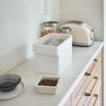 Yamazaki Tierfutterbehälter TOWER 6 l in Weiss, auf der Küchenablage neben Toaster und Napf