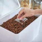 Yamazaki Tierfutterbehälter TOWER 6 l in Weiss, Hand schöpft Futter mit dem Messbecher