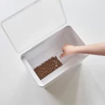 Yamazaki Tierfutterbehälter TOWER 6 l in Weiss, Hand schöpft die letzten Reste vom Boden