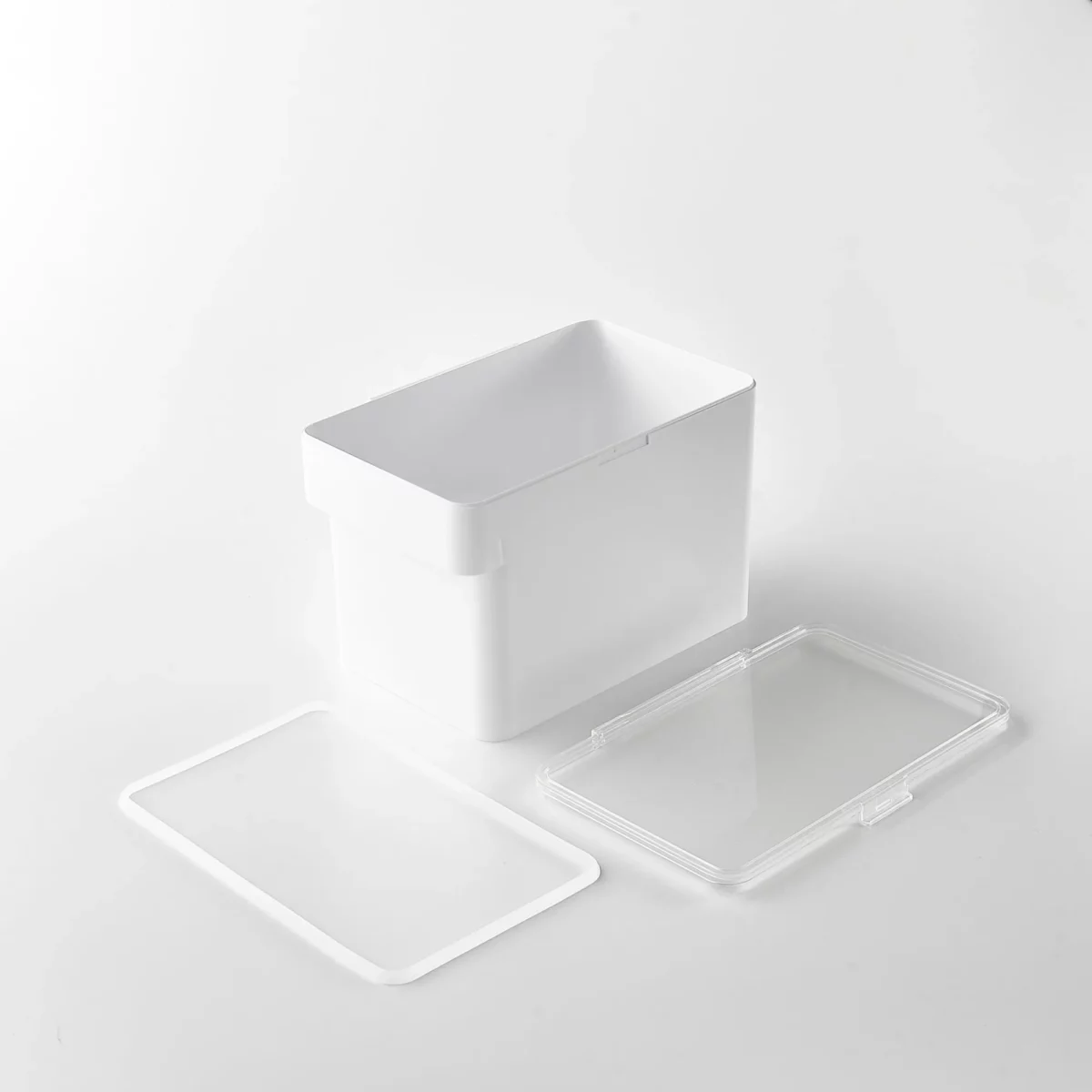 Yamazaki Tierfutterbehälter TOWER 6 l in Weiss, zerlegt mit Deckel und Dichtung auf weissem Grund