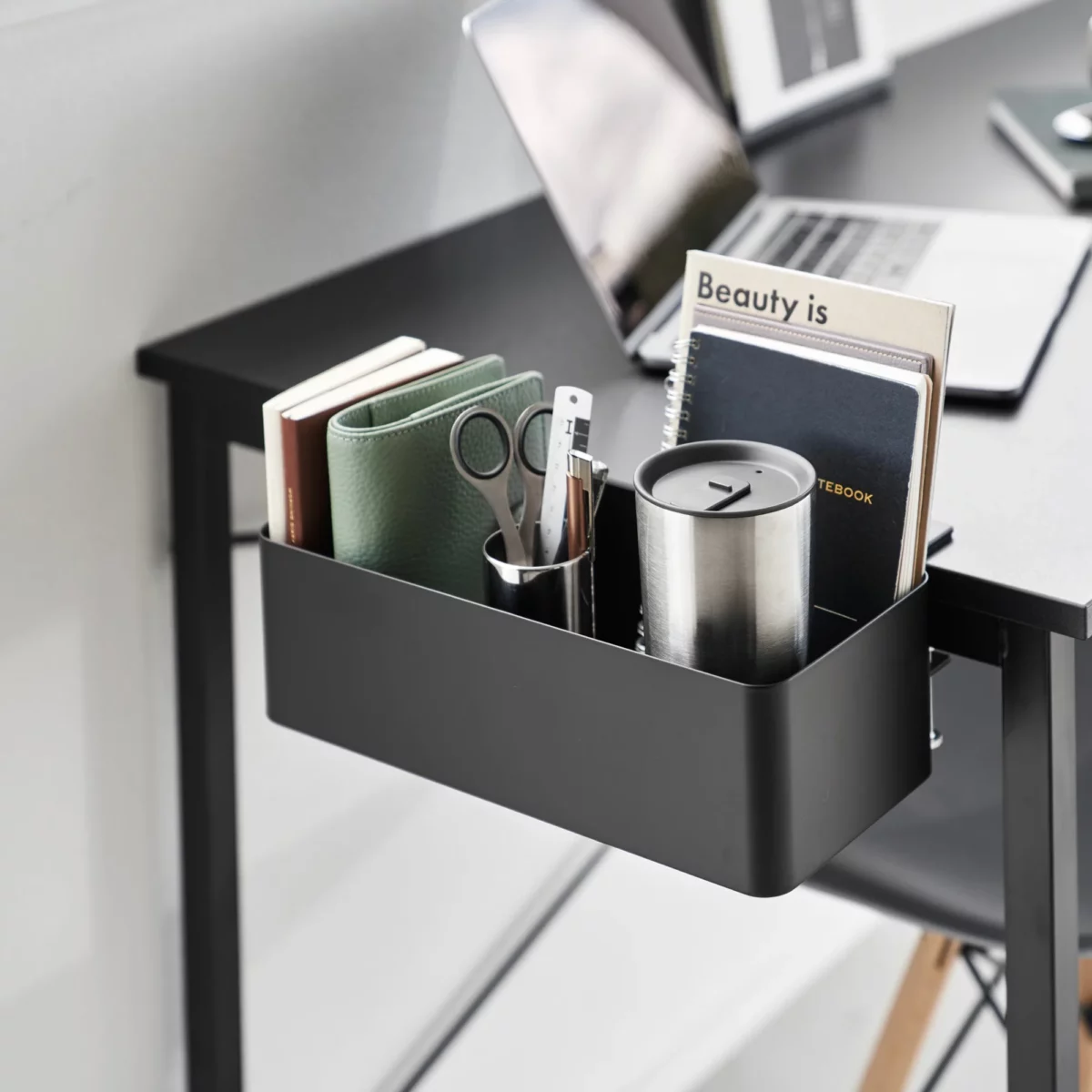 Yamazaki Tisch-Klemmkorb TOWER in Schwarz, am Schreibtisch mit Notizbüchern, Schere und Becher