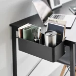 Yamazaki Tisch-Klemmkorb TOWER in Schwarz, am Schreibtisch mit Notizbüchern, Schere und Becher