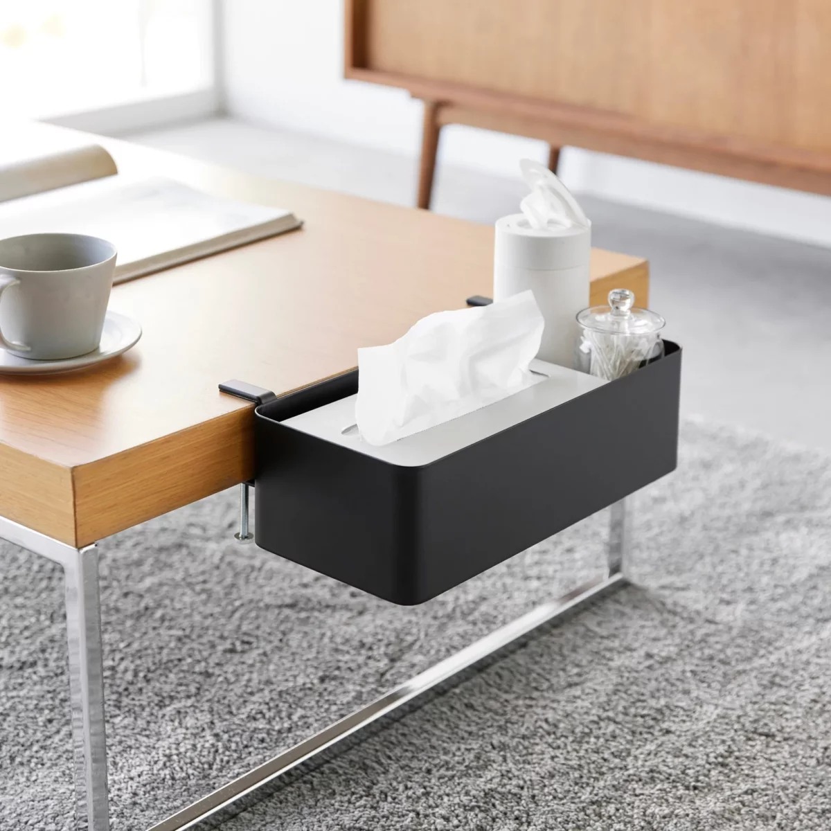Yamazaki Tisch-Klemmkorb TOWER in Schwarz, am Couchtisch mit Taschentuchbox und Feuchttüchern