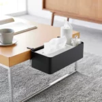 Yamazaki Tisch-Klemmkorb TOWER in Schwarz, am Couchtisch mit Taschentuchbox und Feuchttüchern