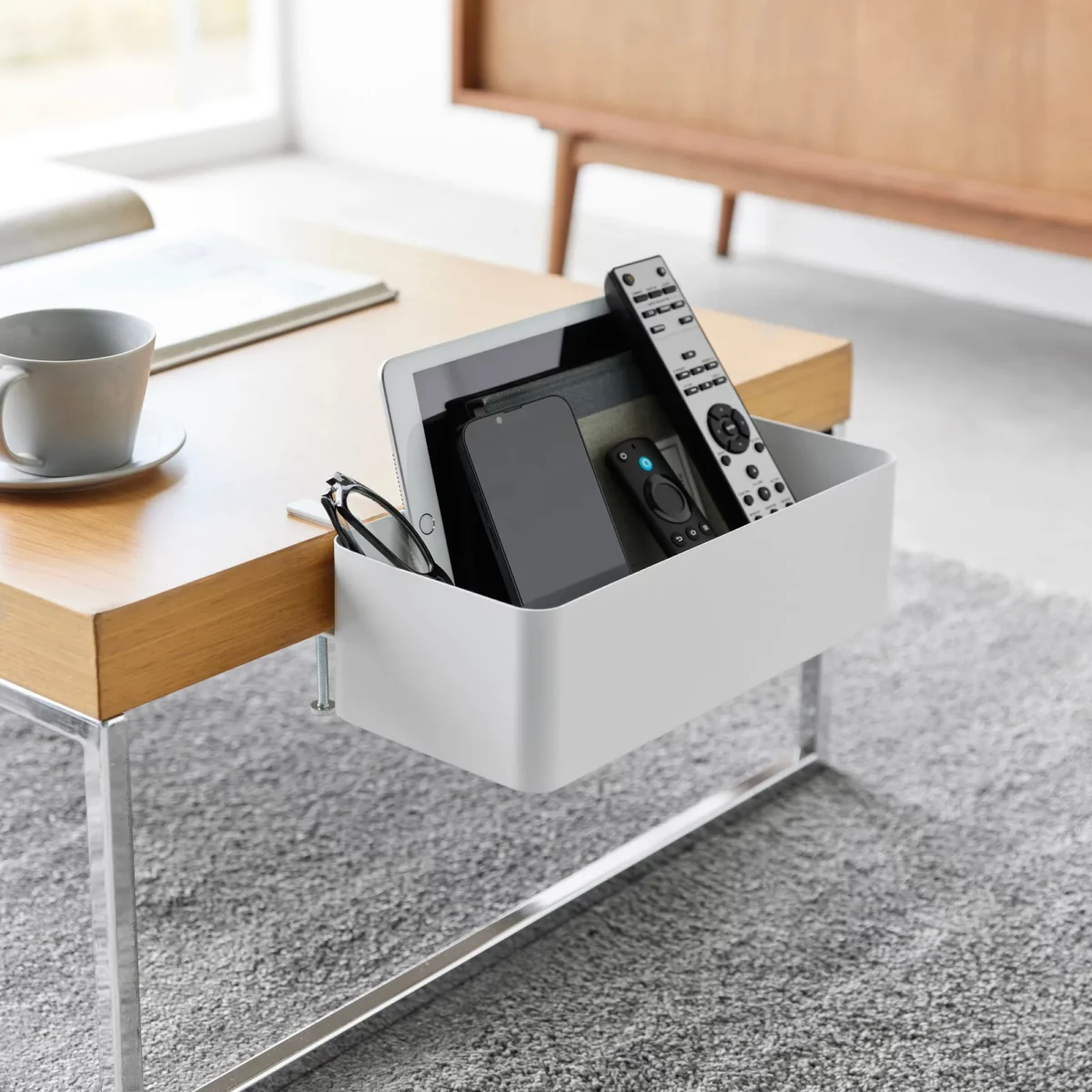 Yamazaki Tisch-Klemmkorb TOWER in Weiss, am Couchtisch mit Tablet und Fernbedienungen